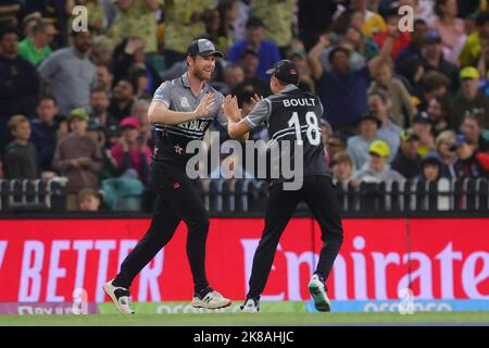 Sydney, Australie. 22nd octobre 2022. Jimmy Neesham, de Nouvelle-Zélande, prend la capture de Mitchell Marsh d'Australie et célèbre avec Trent Boult, de Nouvelle-Zélande, lors du match de la coupe du monde 2022 ICC hommes T20 entre la Nouvelle-Zélande et l'Australie au Sydney Cricket Ground, Sydney, Australie, le 22 octobre 2022. Photo de Peter Dovgan. Utilisation éditoriale uniquement, licence requise pour une utilisation commerciale. Aucune utilisation dans les Paris, les jeux ou les publications d'un seul club/ligue/joueur. Crédit : UK Sports pics Ltd/Alay Live News Banque D'Images