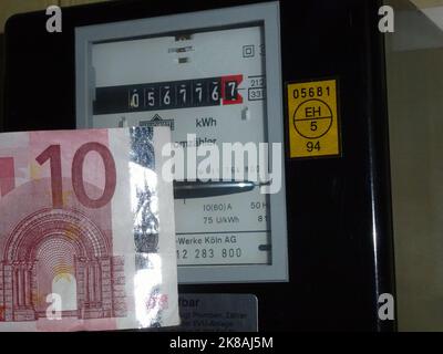 Cologne, Allemagne. 18th octobre 2022. Compteur d'électricité, compteur triphasé avec indicateur de consommation et billet de banque crédit: Horst Galuschka/dpa/Alamy Live News Banque D'Images