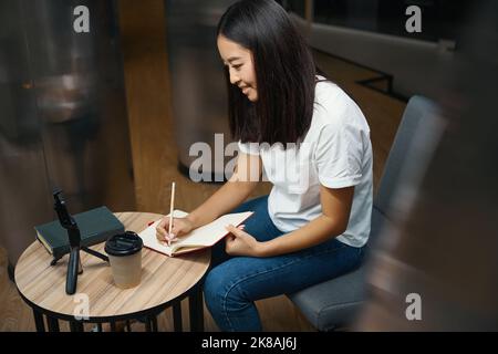 Élégante et élégante, la femme Manager a un cours de maître sur les appels vidéo sur le lieu de travail Banque D'Images