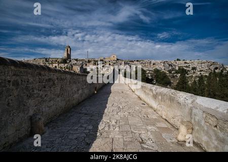 Vue sur le pont monumental de l'aqueduc de Gravina à Puglia, près de Matera Banque D'Images