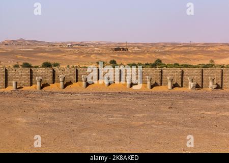 Ruines des colonnes de la vieille ville déserte de Dongola, Soudan Banque D'Images