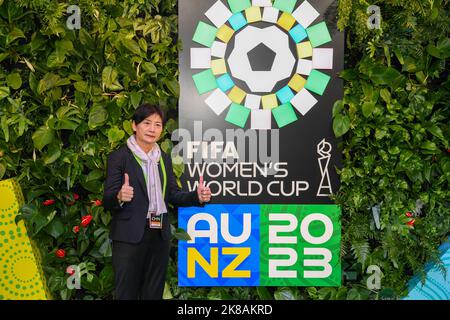 Auckland, Nouvelle-Zélande. 22nd octobre 2022. Shui Qingxia, entraîneur en chef de l'équipe Chine, pose avant la cérémonie de tirage au sort pour la coupe du monde des femmes de la FIFA 2023 à Auckland, en Nouvelle-Zélande, le 22 octobre 2022. Credit: Guo Lei/Xinhua/Alay Live News Banque D'Images