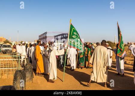 OMDURMAN, SOUDAN - 8 MARS 2019 : les gens se préparent à la danse sufi Dervish au cimetière de Hamed al Nil à Omdurman, Soudan Banque D'Images