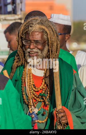 OMDURMAN, SOUDAN - 8 MARS 2019 : Sufi Dervish lors d'une cérémonie au cimetière de Hamed al Nil à Omdurman, Soudan Banque D'Images