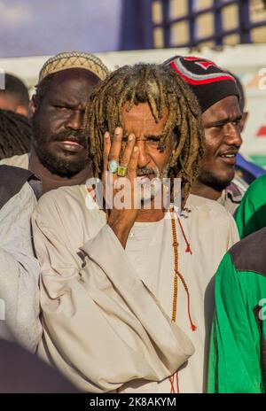 OMDURMAN, SOUDAN - 8 MARS 2019 : Derviches soufis lors d'une cérémonie au cimetière de Hamed al Nil à Omdurman, Soudan Banque D'Images