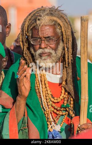 OMDURMAN, SOUDAN - 8 MARS 2019 : Sufi Dervish lors d'une cérémonie au cimetière de Hamed al Nil à Omdurman, Soudan Banque D'Images