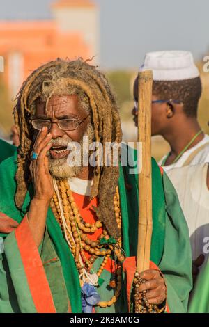 OMDURMAN, SOUDAN - 8 MARS 2019 : Sufi Dervish lors d'une cérémonie au cimetière de Hamed al Nil à Omdurman, Soudan Banque D'Images