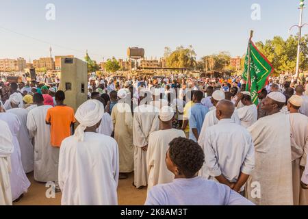 OMDURMAN, SOUDAN - 8 MARS 2019 : les gens se sont réunis pour une cérémonie de Dervish soufi Whirling au cimetière de Hamed al Nil à Omdurman, Soudan Banque D'Images