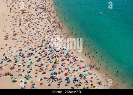 Vue aérienne d'une plage surpeuplée, praia de Nazaré, Portugal, Europe Banque D'Images