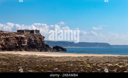 Phare sur les falaises de Nazaré, Portugal Banque D'Images