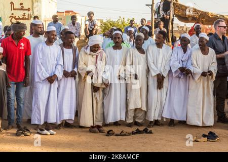 OMDURMAN, SOUDAN - 8 MARS 2019 : Derviches soufis lors d'une cérémonie religieuse au cimetière Hamed al Nil à Omdurman, Soudan Banque D'Images