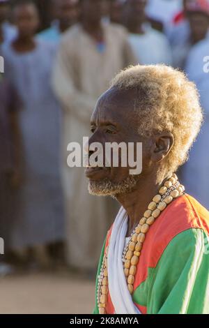 OMDURMAN, SOUDAN - 8 MARS 2019 : Soufi Whirling Dervish lors d'une cérémonie religieuse au cimetière Hamed al Nil à Omdurman, Soudan Banque D'Images