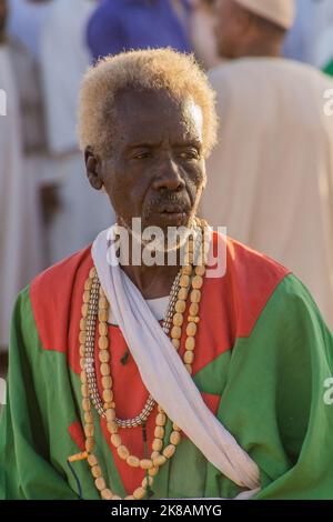 OMDURMAN, SOUDAN - 8 MARS 2019 : Soufi Whirling Dervish lors d'une cérémonie religieuse au cimetière Hamed al Nil à Omdurman, Soudan Banque D'Images