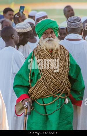 OMDURMAN, SOUDAN - 8 MARS 2019 : Soufi Whirling Dervish lors d'une cérémonie religieuse au cimetière Hamed al Nil à Omdurman, Soudan Banque D'Images