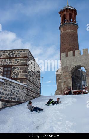 Erzurum, Turquie - janvier 2021 Château d'Erzurum, Tour de l'horloge . Le château a été construit pendant la période romaine. C'est un des symboles d'Erzurum. Enfant Banque D'Images