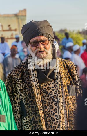 OMDURMAN, SOUDAN - 8 MARS 2019 : Soufi Whirling Dervish lors d'une cérémonie religieuse au cimetière Hamed al Nil à Omdurman, Soudan Banque D'Images