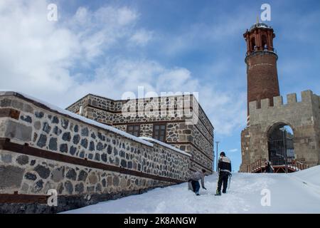 Château d'Erzurum , Tour de l'horloge , Maisons historiques d'Erzurum . Erzurum, Turquie. Le château a été construit pendant la période romaine. Banque D'Images