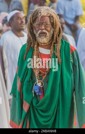 OMDURMAN, SOUDAN - 8 MARS 2019 : Soufi Whirling Dervish lors d'une cérémonie religieuse au cimetière Hamed al Nil à Omdurman, Soudan Banque D'Images