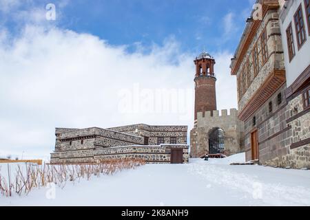 Château d'Erzurum et Tour de l'horloge , Maisons historiques d'Erzurum . Erzurum est en Turquie. Le château a été construit pendant la période romaine. C'est un de la symb Banque D'Images