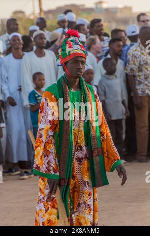 OMDURMAN, SOUDAN - 8 MARS 2019 : Soufi Whirling Dervish lors d'une cérémonie religieuse au cimetière Hamed al Nil à Omdurman, Soudan Banque D'Images