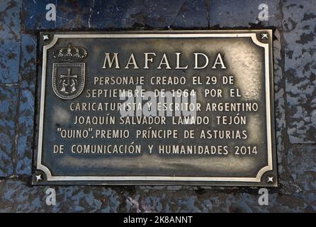 Plaque de bronze pour une petite statue Mafalda Cartoon personnage créé par Joaquín Salvador Lavado Tejón Campo de San Francisco Oviedo Asturias Espagne Banque D'Images