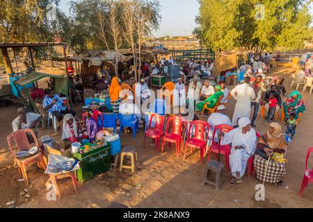 OMDURMAN, SOUDAN - 8 MARS 2019 : personnes dans un restaurant lors de la cérémonie des Derviches soufis Whirling au cimetière Hamed al Nil à Omdurman, Soudan Banque D'Images