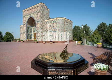 SAMARKAND, OUZBÉKISTAN - 13 SEPTEMBRE 2022 : Sundial sur le fond du bâtiment du Musée de l'Observatoire d'Ulugbek. Samarkand Banque D'Images