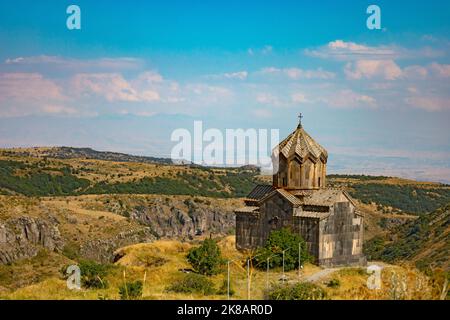 Vue magnifique sur l'église de Vahramashen près du bastion d'Amberd par une journée ensoleillée, en été Banque D'Images