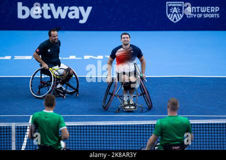 Tom Egberink néerlandais et Joachim Gerard belge photographiés après un match d'exposition en fauteuil roulant double au tournoi ATP de tennis ouvert européen, à Anvers, samedi 22 octobre 2022. BELGA PHOTO KRISTOF VAN ACCOM Banque D'Images