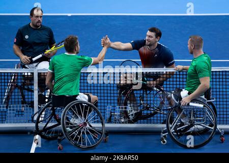 Le néerlandais Tom Egberink, le néerlandais Ruben Spaargaren, le belge Joachim Gerard et le néerlandais Maikel Scheffers se secouent après le tournoi européen Open de tennis ATP, à Anvers, le samedi 22 octobre 2022. BELGA PHOTO KRISTOF VAN ACCOM Banque D'Images