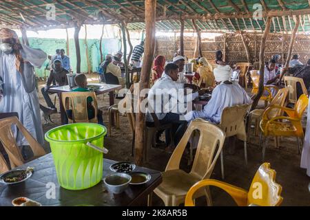 SOUDAN - 11 MARS 2019 : petit restaurant en bord de route au Soudan. Banque D'Images