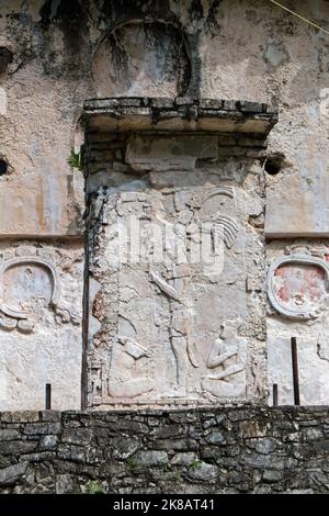 Vue sur le site archéologique Maya de Palenque à Chiapas, au Mexique. Ruines mayas et bas-relief sur le mur au Palais Banque D'Images