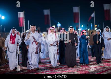 Doha,Qatar,décembre-18,2017: La danse au sabre appelée « ardha » sur le terrain de la DARB Al Saai, organisée pour célébrer la Journée nationale du Qatar. Banque D'Images