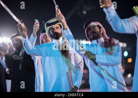 Doha,Qatar,décembre-18,2017: La danse au sabre appelée « ardha » sur le terrain de la DARB Al Saai, organisée pour célébrer la Journée nationale du Qatar. Banque D'Images