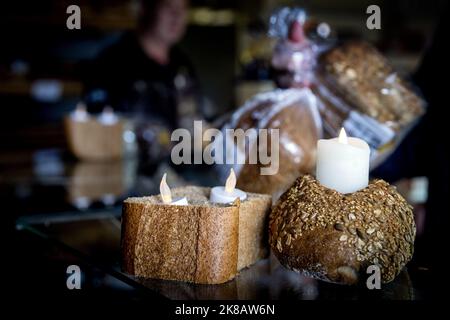 2022-10-22 14:04:56 BUSSUM - Un boulanger a éteint la lumière dans le magasin et allumé des bougies. C'est en signe de protestation contre le programme de compensation énergétique proposé par le cabinet. ANP KOEN VAN WEEL pays-bas hors - belgique hors Banque D'Images