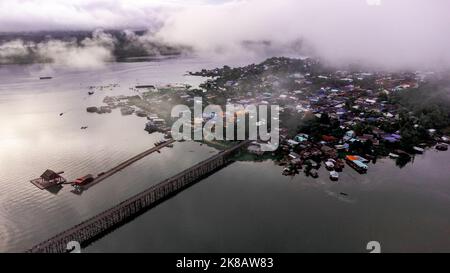 Vue aérienne par drone du pont Songkhla Nord-Ouest de la Thaïlande Songklaburi Banque D'Images