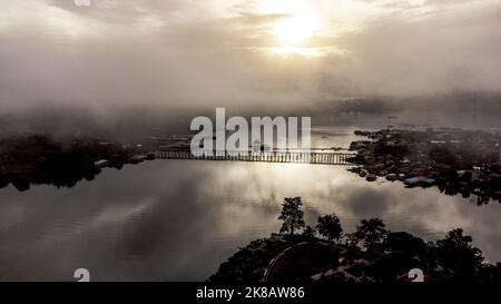 Vue aérienne par drone du pont Songkhla Nord-Ouest de la Thaïlande Songklaburi Banque D'Images