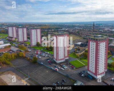 Vue aérienne de plusieurs immeubles d'appartements à Royston à Glasgow, Écosse, Royaume-Uni Banque D'Images