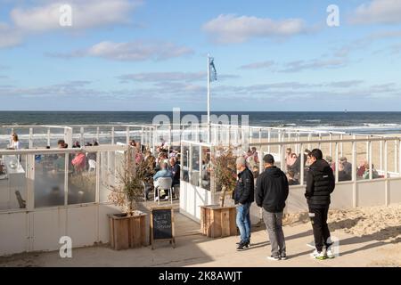 Les touristes apprécient la terrasse du pavillon de plage sur la plage près de la ville côtière de Koog sur l'île de Wadden Texel. Banque D'Images