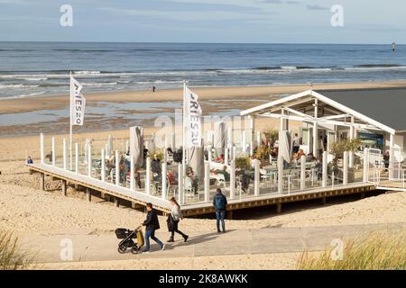 Les gens s'apprécient sur la terrasse de la plage de l'île hollandaise de Texel. Banque D'Images