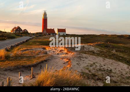 Phare dans la région des dunes sur l'île hollandaise des Wadden de Texel. Banque D'Images