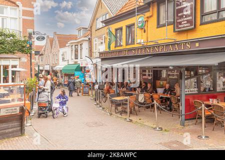 Rue dans le centre du petit village touristique Den Burg sur l'île de Wadden de Texel, aux pays-Bas. Banque D'Images