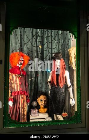 Vienne, Autriche - 16 octobre 2022: Exposition d'un magasin avec des costumes d'halloween à Vienne, Autriche Banque D'Images