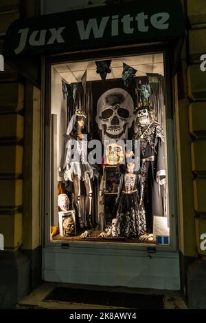 Vienne, Autriche - 16 octobre 2022: Exposition d'un magasin avec des costumes d'halloween à Vienne, Autriche Banque D'Images