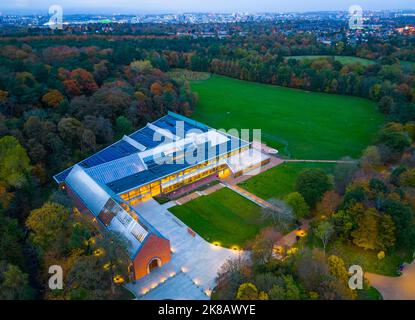 Vue sur le musée de la collection Burrell au crépuscule à Pollok Country Park, Glasgow, Écosse, Royaume-Uni Banque D'Images