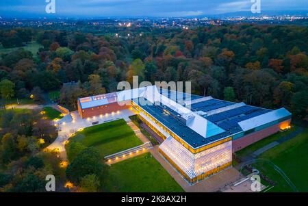 Vue sur le musée de la collection Burrell au crépuscule à Pollok Country Park, Glasgow, Écosse, Royaume-Uni Banque D'Images