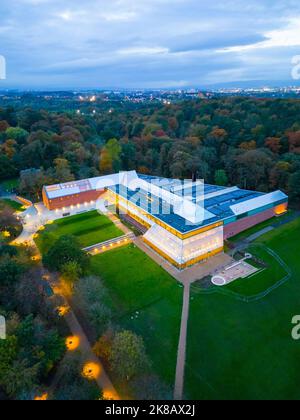 Vue sur le musée de la collection Burrell au crépuscule à Pollok Country Park, Glasgow, Écosse, Royaume-Uni Banque D'Images