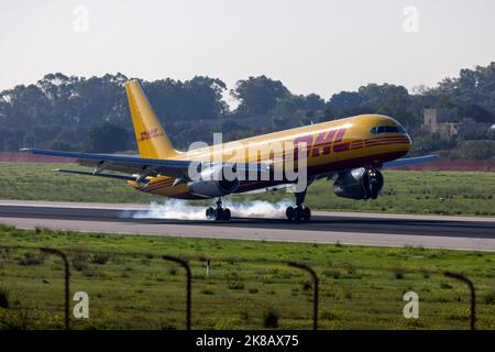 DHL (European Air transport - EAT) Boeing 757-28A(PCF) (REG: D-ALET) touchant fortement la piste 31. Banque D'Images