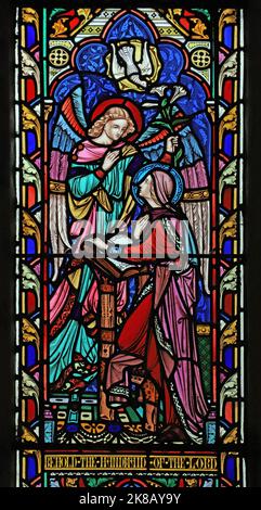Une vitrail de Lavers et Barraud 1861 représentant l'Annonciation à la Vierge Marie, Eglise Saint Jean l'évangéliste, Gressingham, Lancs Banque D'Images