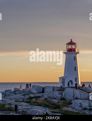 Peggy's Cove, Nouvelle-Écosse, Canada -- 17 septembre 2022. Photo du phare de Peggy's Cove prise au crépuscule. Banque D'Images